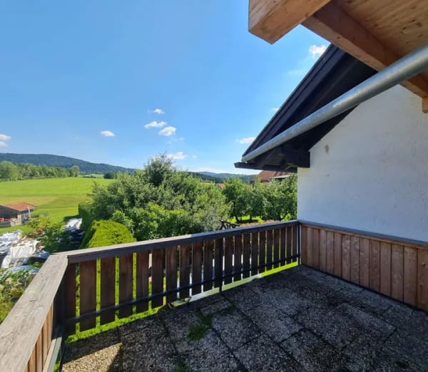 Immobilie in Rinchnach - Top Chance! Haus für`s Herz! 
DHH mit Garage, in toller Wohnlage und viel Platz für die Familie. - Bild 0