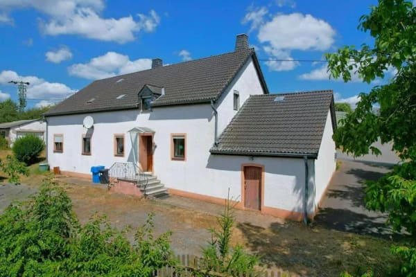 Immobilie in Üttfeld - Ruhig gelegenes, freistehendes Wohnhaus mit Garage, Gartenhaus, Stall und schöner Aussicht in Üttfeld-Binscheid - Bild 0