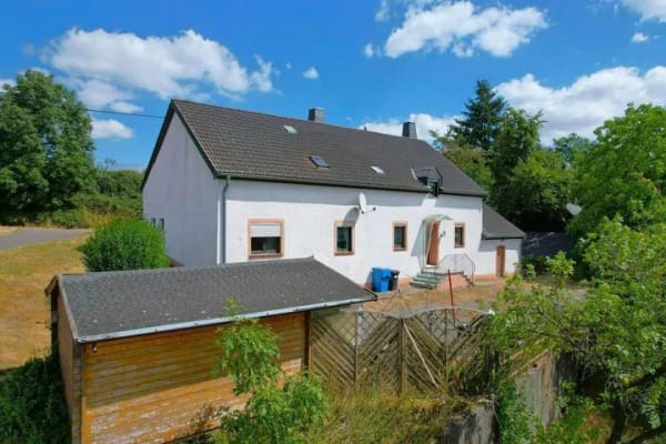Immobilie in Üttfeld - Ruhig gelegenes, freistehendes Wohnhaus mit Garage, Gartenhaus, Stall und schöner Aussicht in Üttfeld-Binscheid - Bild 1