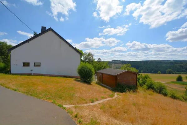 Immobilie in Üttfeld - Ruhig gelegenes, freistehendes Wohnhaus mit Garage, Gartenhaus, Stall und schöner Aussicht in Üttfeld-Binscheid - Bild 2