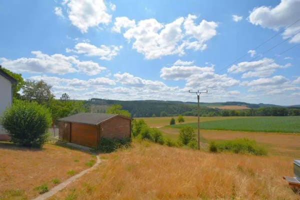 Immobilie in Üttfeld - Ruhig gelegenes, freistehendes Wohnhaus mit Garage, Gartenhaus, Stall und schöner Aussicht in Üttfeld-Binscheid - Bild 3