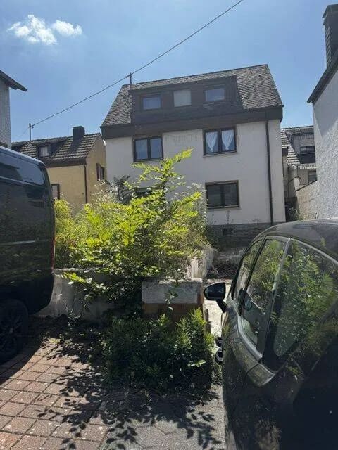 Immobilie in Mülheim-Kärlich - Ein-Zweifamilienhaus mit Anbauten in Mülheim-Kärlich, Zwangsversteigerung am 06.08.2026 - Bild 0