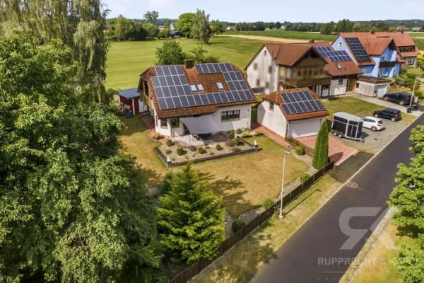 Immobilie in Krummennaab - Wohnen mit Weitblick - Modernisiertes EFH mit Feldblick, Südterrasse und Doppelgarage in Krummennaab - Bild 0