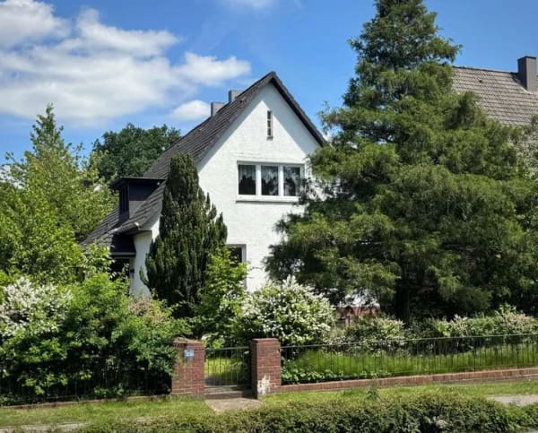 Immobilie in Großhansdorf - Einfamilienhaus mit außergewöhnlichem Entwicklungspotenzial in begehrter Wohnlage - Bild 0