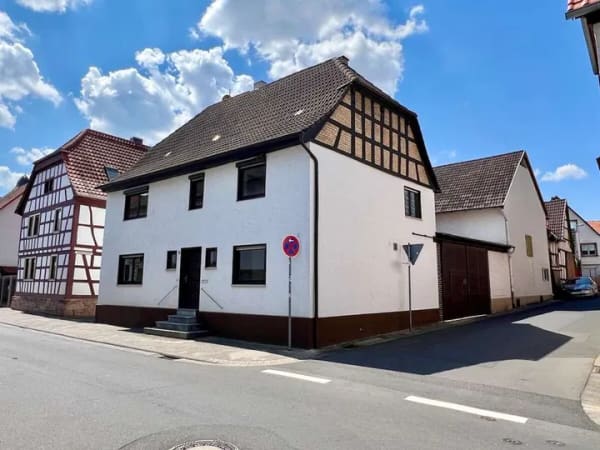 Immobilie in Schaafheim - Zentral gelegenes Einfamilienhaus mit Innenhof und Nebengebäuden - Bild 0