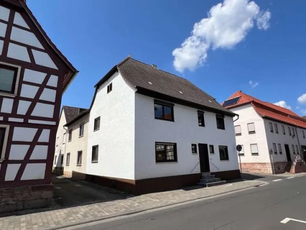 Immobilie in Schaafheim - Zentral gelegenes Einfamilienhaus mit Innenhof und Nebengebäuden - Bild 1