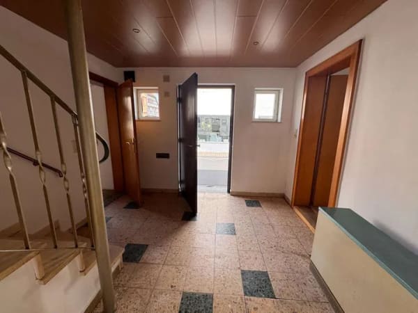 Immobilie in Schaafheim - Zentral gelegenes Einfamilienhaus mit Innenhof und Nebengebäuden - Bild 3