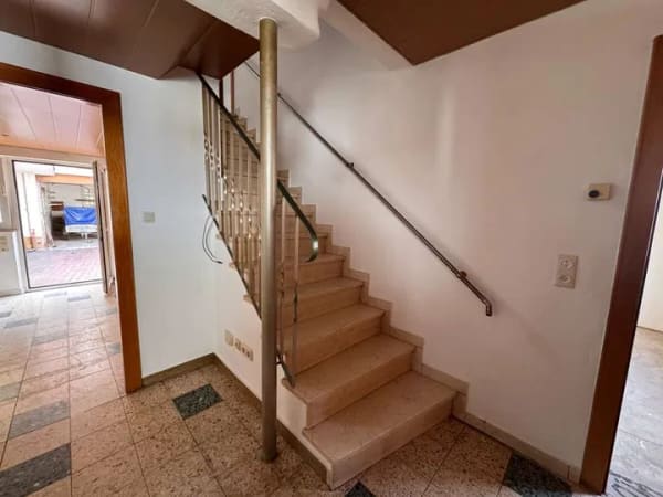 Immobilie in Schaafheim - Zentral gelegenes Einfamilienhaus mit Innenhof und Nebengebäuden - Bild 4