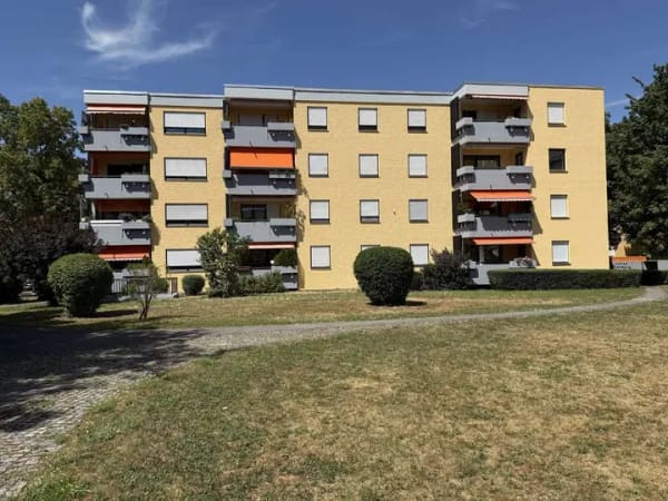 Immobilie in Dachau - Großzügige 4-Zimmer-Wohnung im Erbbaurecht mit zwei Balkonen und eigenem Tiefgaragenstellplatz - Bild 0