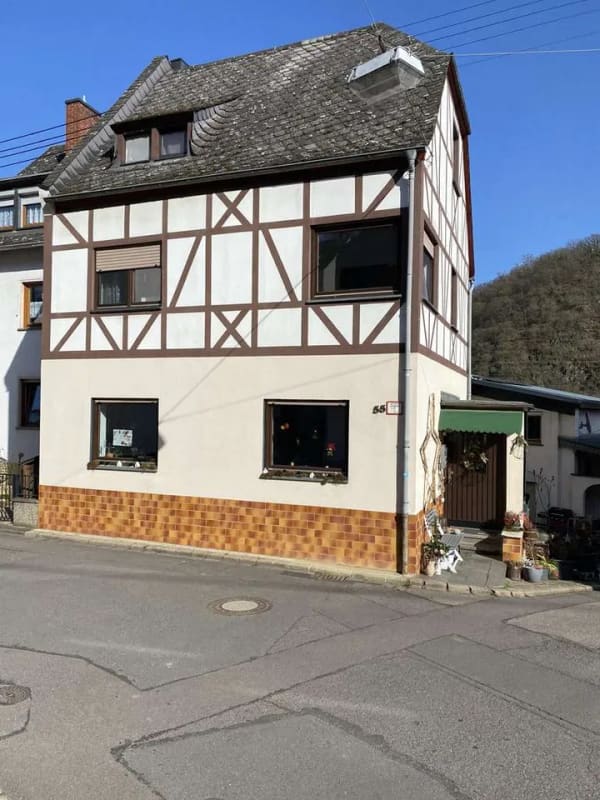 Immobilie in Lehmen - Klassisches kleines Einfamilien-Handwerkerhaus mit Anbau in Moselnähe und großem Innenhof - Bild 1