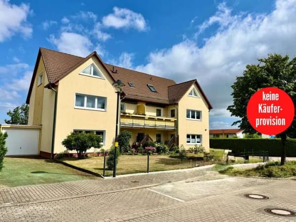 Immobilie in Neubrandenburg - HORN IMMOBILIEN++ Neubrandenburg, schöne 3-Raum Eigentumswohnung mit Carport, Einbauküche und Balkon - Bild 0
