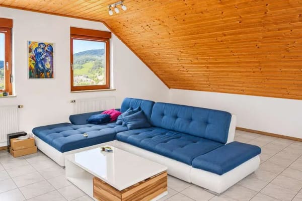 Immobilie in Wörth am Main - Wohnen mit Weitblick – Charmante Dachgeschosswohnung mit Loggia und Blick auf die Weinberge - Bild 2