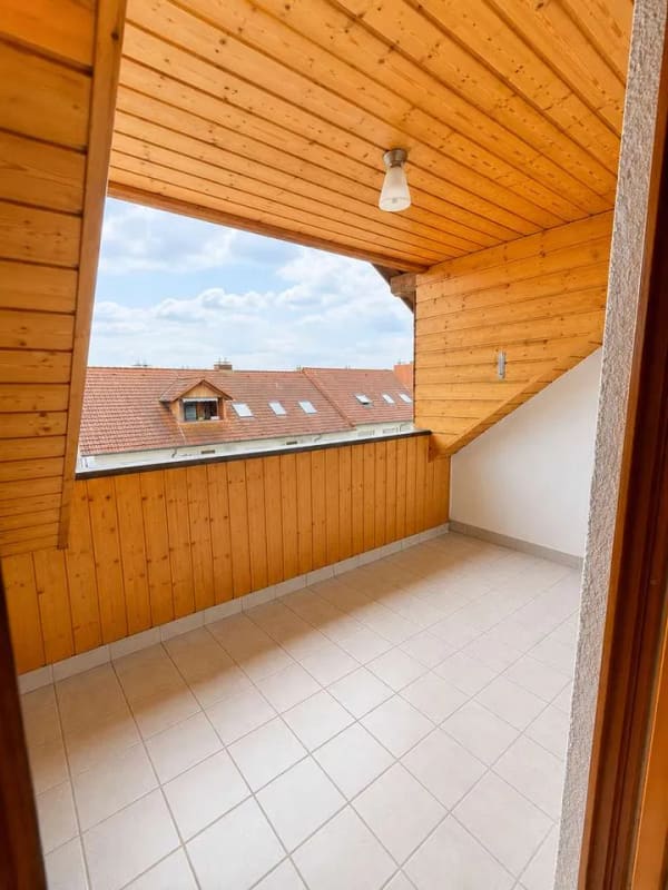 Immobilie in Wörth am Main - Wohnen mit Weitblick – Charmante Dachgeschosswohnung mit Loggia und Blick auf die Weinberge - Bild 3