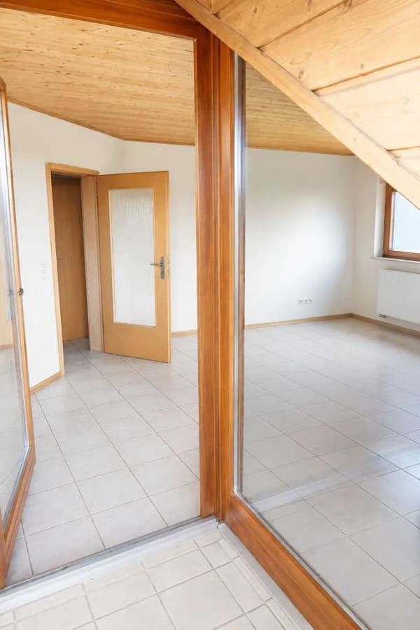 Immobilie in Wörth am Main - Wohnen mit Weitblick – Charmante Dachgeschosswohnung mit Loggia und Blick auf die Weinberge - Bild 4