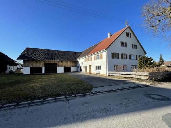 Immobilie in Oberostendorf - Viel Platz für Ihre Ideen: Bauernhaus mit Nebengebäuden auf großem Grundstück - Bild 0