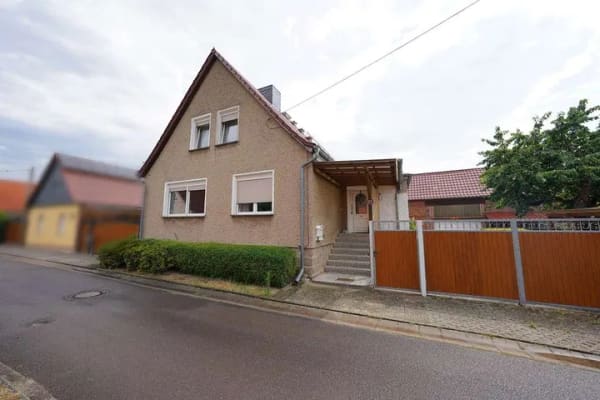 Immobilie in Angern - Gepflegtes Einfamilienhaus mit kleinem Garten, Garage und Scheune in ruhiger Lage von Angern - Bild 1