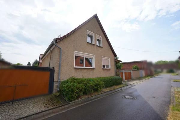 Immobilie in Angern - Gepflegtes Einfamilienhaus mit kleinem Garten, Garage und Scheune in ruhiger Lage von Angern - Bild 2