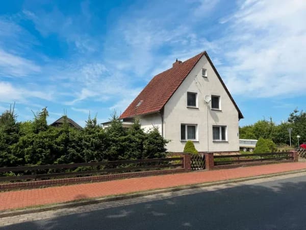 Immobilie in Bokensdorf - Idyllisches Einfamilienhaus am Feldrand in Bokensdorf - Grundstück mit Ausbaupotenzial/Bauland - Bild 0