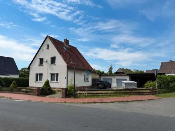 Immobilie in Bokensdorf - Idyllisches Einfamilienhaus am Feldrand in Bokensdorf - Grundstück mit Ausbaupotenzial/Bauland - Bild 1