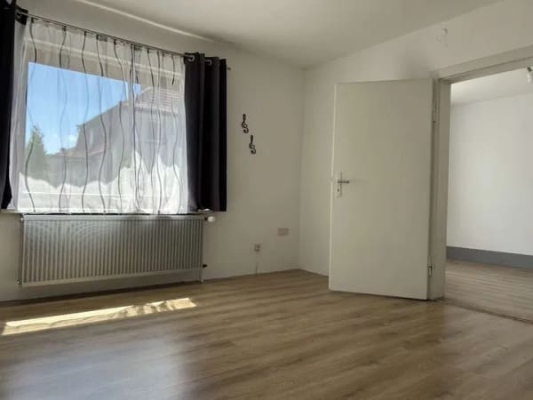 Immobilie in Duingen - Großzügiges Zweifamilienhaus mit weitläufigem Grundstück und Doppelgarage in Duingen - Bild 3