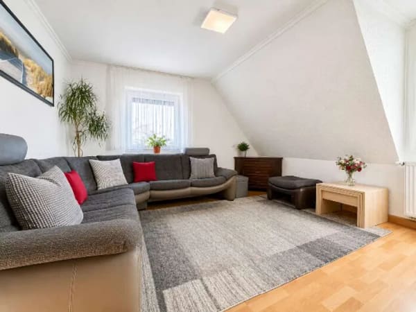 Immobilie in Dettingen unter Teck - Top-Angebot: 3 Zimmer mit ausgebauter Bühne – sofort bezugsfrei - Bild 1