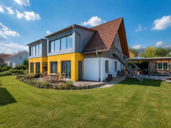 Immobilie in Owingen - Außergewöhnliches Zuhause mit Einliegerwohnung und einzigartigem Wohnatelier unter dem Dach - Bild 0