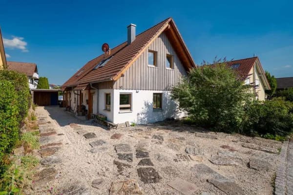 Immobilie in Owingen - Außergewöhnliches Zuhause mit Einliegerwohnung und einzigartigem Wohnatelier unter dem Dach - Bild 1
