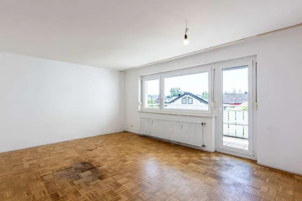Immobilie in Isny im Allgäu - Großzügige, renovierungsbedürftige 3-Zimmer-Wohnung mit Südbalkon - Bild 1