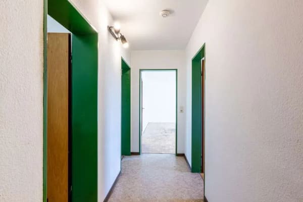 Immobilie in Isny im Allgäu - Großzügige, renovierungsbedürftige 3-Zimmer-Wohnung mit Südbalkon - Bild 2