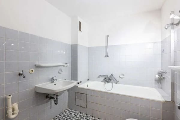 Immobilie in Isny im Allgäu - Großzügige, renovierungsbedürftige 3-Zimmer-Wohnung mit Südbalkon - Bild 3