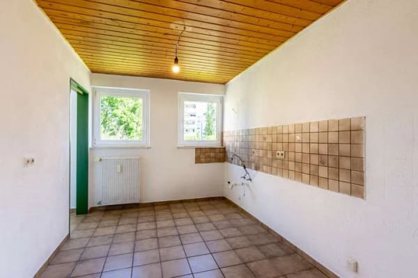 Immobilie in Isny im Allgäu - Großzügige, renovierungsbedürftige 3-Zimmer-Wohnung mit Südbalkon - Bild 4