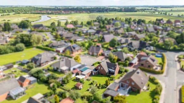 Immobilie in Hinte - Großzügiges Einfamilienhaus mit idyllischem Garten, Garage und Kamin in ruhiger Lage - Bild 0