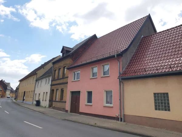 Immobilie in Gräfenhainichen - Reihenmittelhaus mit großem Grundstück, Nebengebäuden und Ausbaupotenzial in Gräfenhainichen - Bild 1