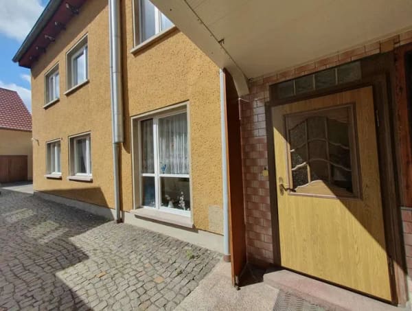 Immobilie in Gräfenhainichen - Reihenmittelhaus mit großem Grundstück, Nebengebäuden und Ausbaupotenzial in Gräfenhainichen - Bild 2