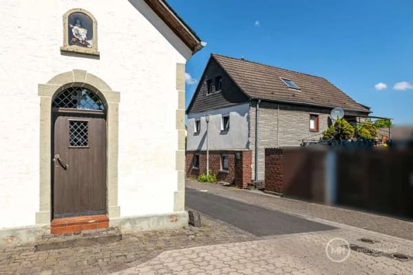 Immobilie in Hennef (Sieg) - MANNELLA *Viel Raum für Ihre Ideen!* Großzügiges Fachwerkhaus mit Garten und Werkstatt! - Bild 1