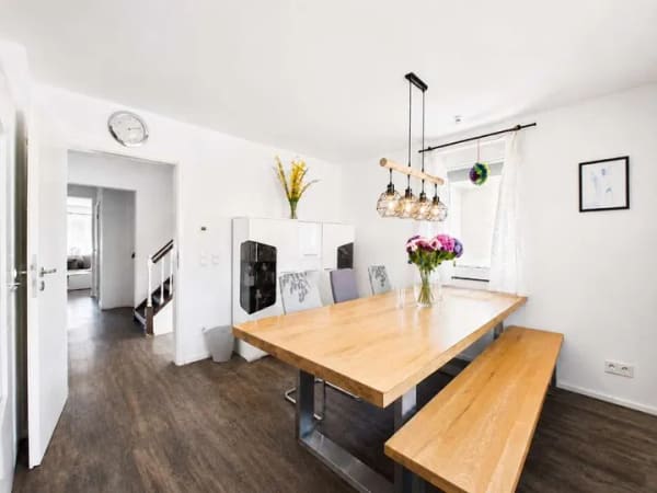 Immobilie in Magstadt - Freistehendes Familienhaus mit viel Raum, gehobener Ausstattung und verglastem Balkon, zentrale Lage - Bild 2