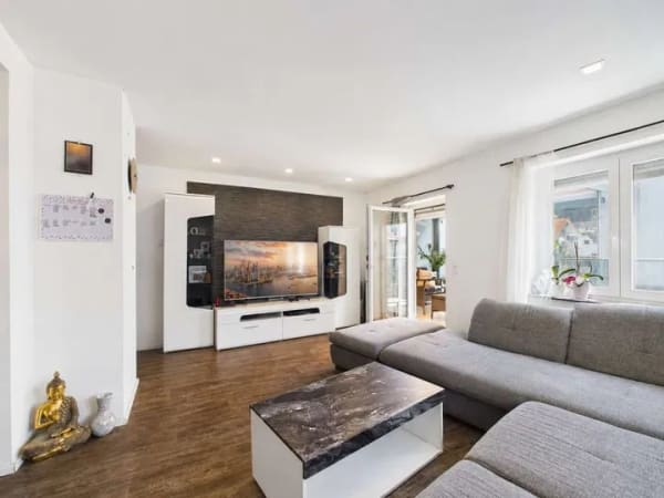 Immobilie in Magstadt - Freistehendes Familienhaus mit viel Raum, gehobener Ausstattung und verglastem Balkon, zentrale Lage - Bild 3
