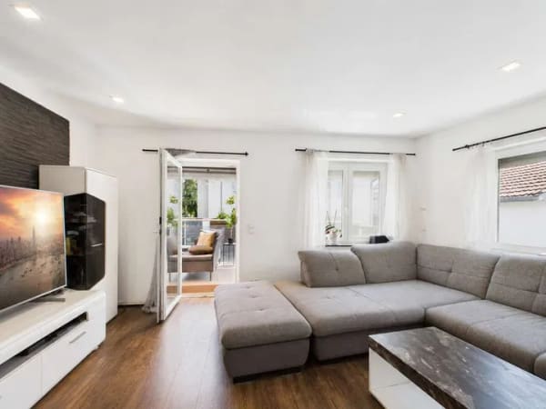 Immobilie in Magstadt - Freistehendes Familienhaus mit viel Raum, gehobener Ausstattung und verglastem Balkon, zentrale Lage - Bild 4