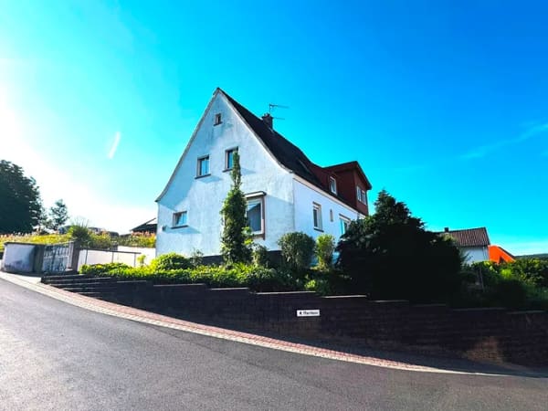 Immobilie in Hausen - Hier ist Gemütlichkeit Trumpf und dazu gibt's genug Platz für drei Kids! - Bild 2