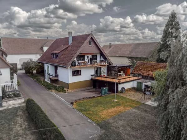 Immobilie in Althengstett - Zweifamilienhaus mit zwei Wohneinheiten, attraktiven Fördermöglichkeiten und Doppelgarage - Bild 0