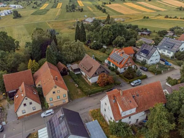 Immobilie in Althengstett - Zweifamilienhaus mit zwei Wohneinheiten, attraktiven Fördermöglichkeiten und Doppelgarage - Bild 1