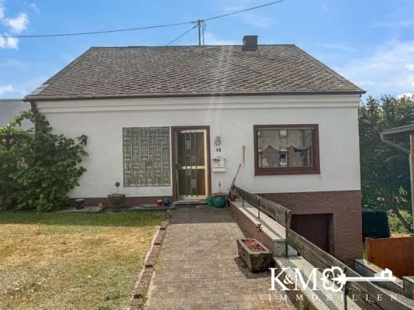 Immobilie in Volkesfeld - Viel Platz für die Familie: Einfamilienhaus mit Einliegerwohnung und großem Grundstück - Bild 1