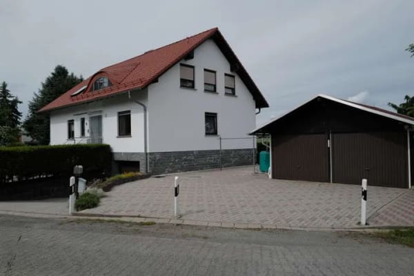 Immobilie in Langenbernsdorf - Exklusives Zweifamilienhaus voll unterkellert mit großem Grundstück und Garagen in Trünzig - Bild 0