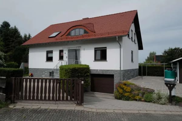 Immobilie in Langenbernsdorf - Exklusives Zweifamilienhaus voll unterkellert mit großem Grundstück und Garagen in Trünzig - Bild 1