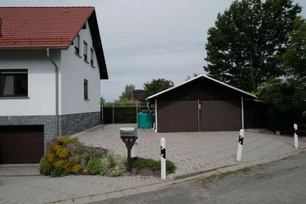 Immobilie in Langenbernsdorf - Exklusives Zweifamilienhaus voll unterkellert mit großem Grundstück und Garagen in Trünzig - Bild 2
