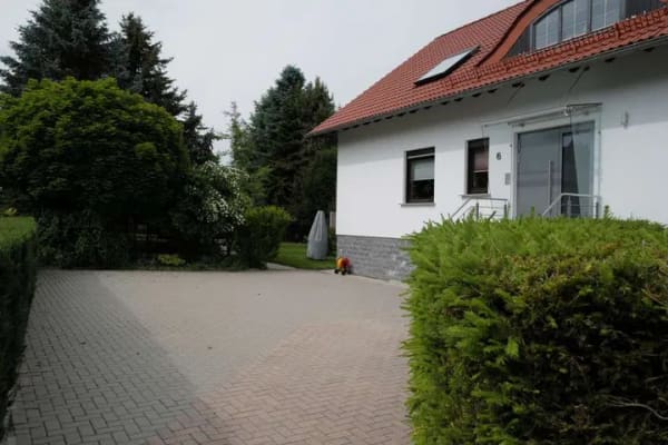 Immobilie in Langenbernsdorf - Exklusives Zweifamilienhaus voll unterkellert mit großem Grundstück und Garagen in Trünzig - Bild 3