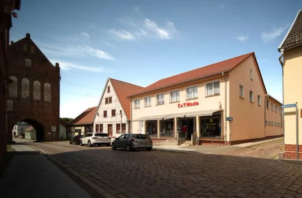 Immobilie in Grimmen - Mehrfamilienhaus mit Gewerbeeinheit im Zentrum - Bild 1