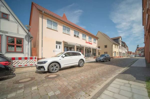 Immobilie in Grimmen - Mehrfamilienhaus mit Gewerbeeinheit im Zentrum - Bild 2
