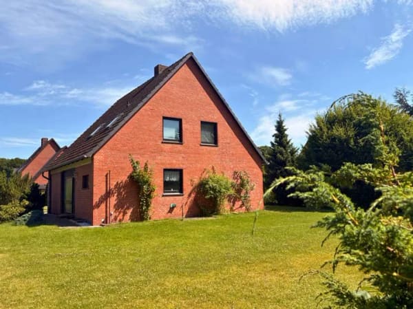 Immobilie in Elmenhorst - Beschauliches Einfamilienhaus mit gemütlicher Einliegerwohnung und Garage - 
herrlich ruhig gelegen - Bild 0