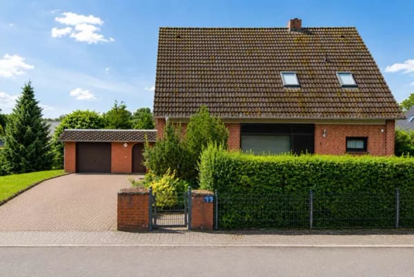 Immobilie in Elmenhorst - Beschauliches Einfamilienhaus mit gemütlicher Einliegerwohnung und Garage - 
herrlich ruhig gelegen - Bild 1